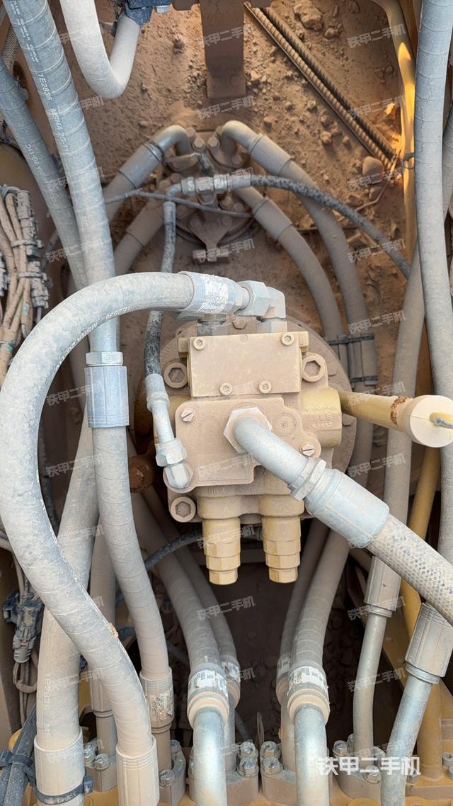 回转马达和主控阀（整机外观）