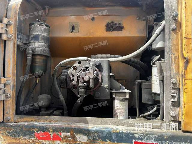 液压泵舱室正面整体（整机外观）