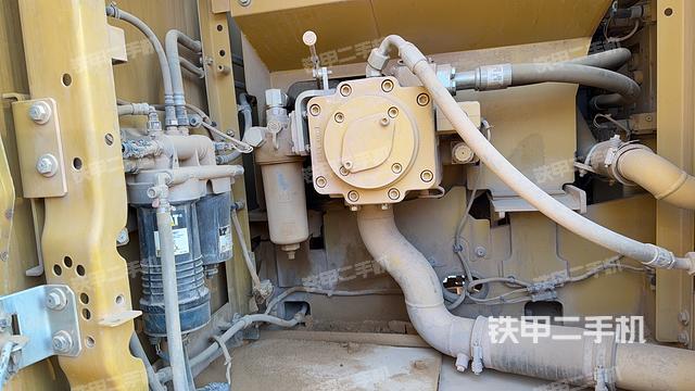 液压泵舱室正面整体（整机外观）