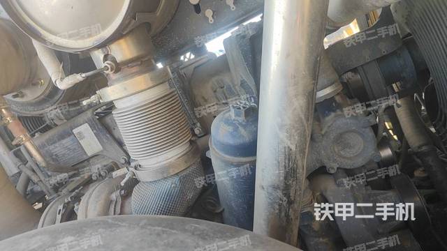 發(fā)動機(jī)右側(cè)（整機(jī)外觀及大件）