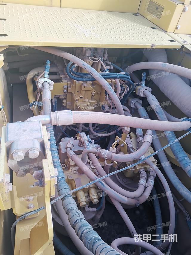 回转马达和主控阀（整机外观）