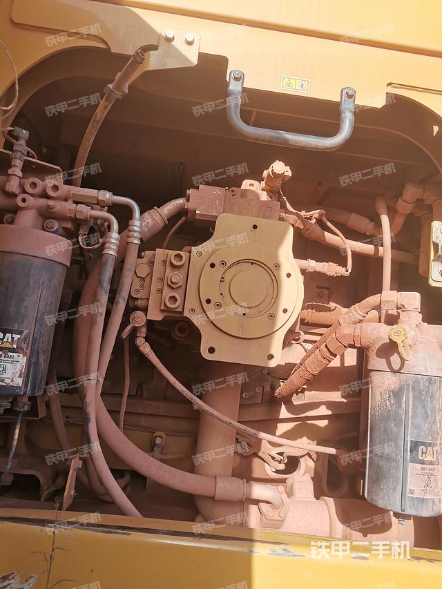 液压泵舱室正面整体（整机外观）