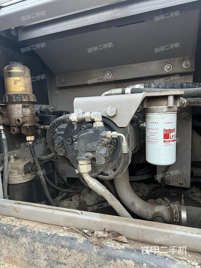 液壓泵艙室正面整體(整機(jī)外觀) 液壓泵艙室正面整體(整機(jī)外觀)