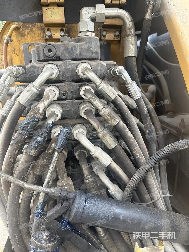 回轉(zhuǎn)馬達(dá)和主控閥（整機(jī)外觀）