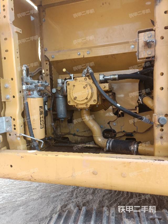 液压泵舱室正面整体（整机外观）