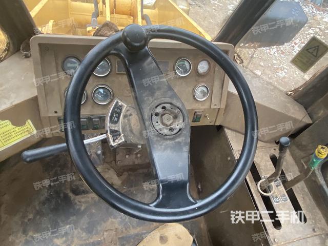 駕駛室操作臺(整機(jī)外觀及大件) 駕駛室操作臺(整機(jī)外觀及大件)