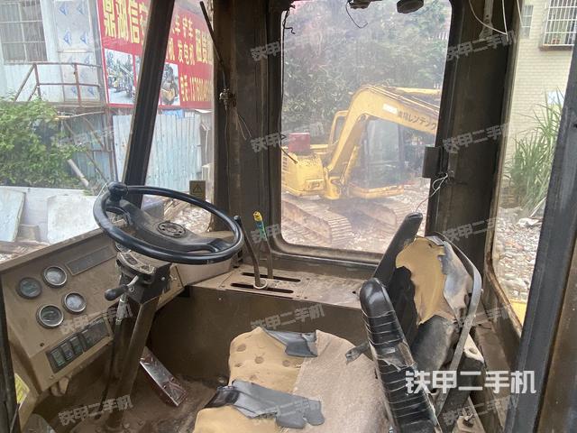 駕駛室工作臺(整機(jī)外觀及大件) 駕駛室工作臺(整機(jī)外觀及大件)