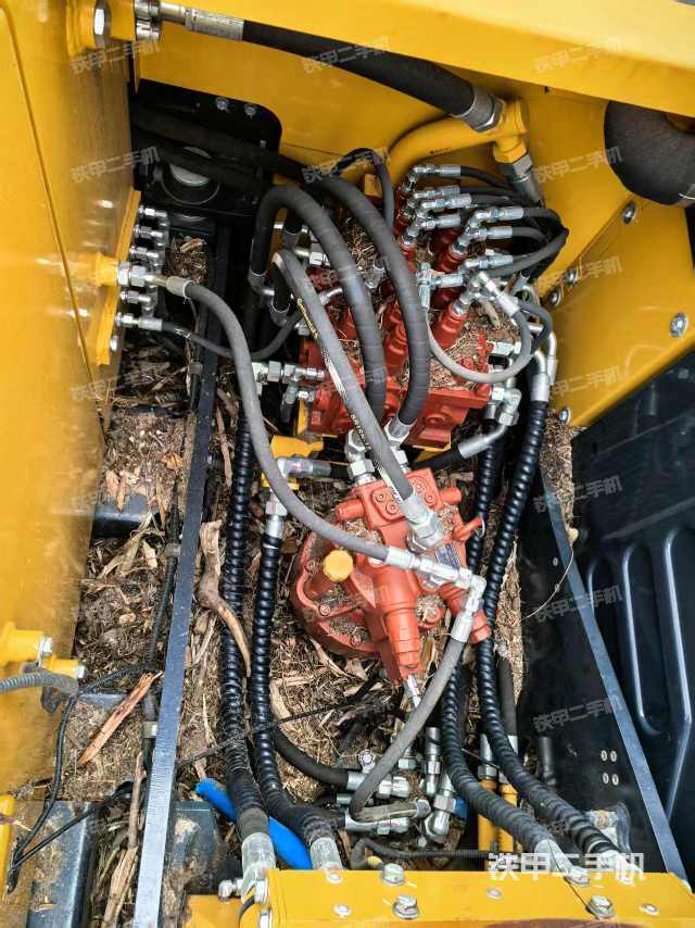 液壓泵艙室正面整體(整機外觀) 液壓泵艙室正面整體(整機外觀)