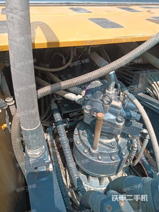 回转马达和主控阀（整机外观）