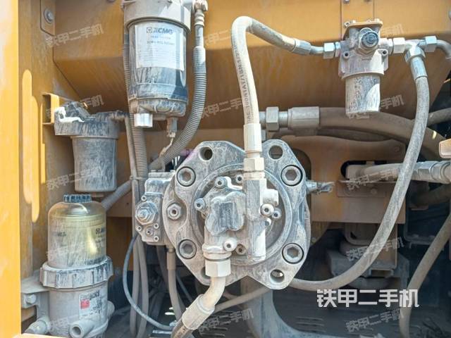 液压泵舱室正面整体（整机外观）