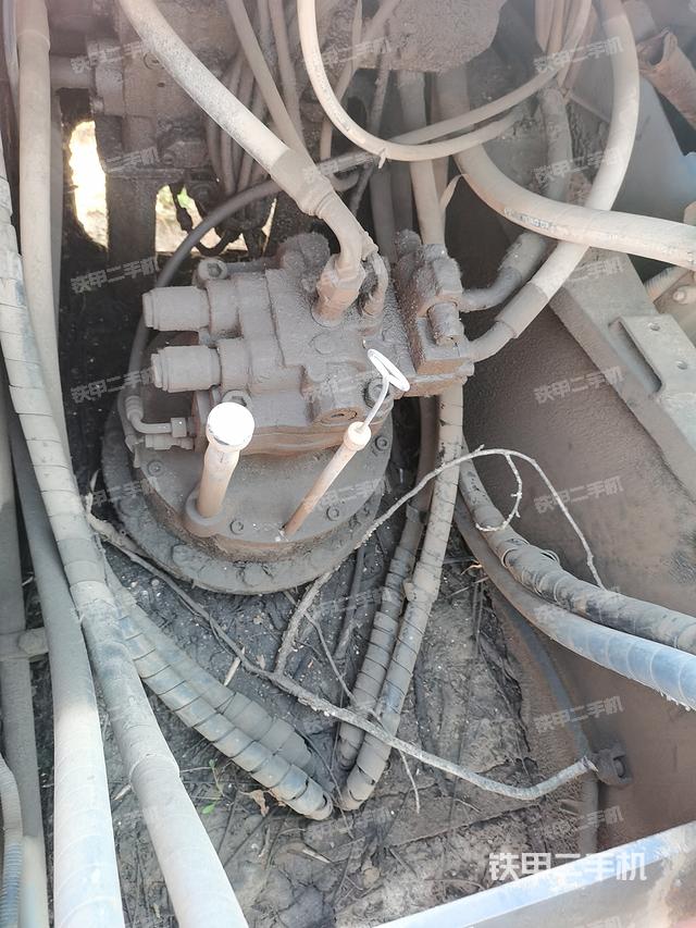 回转马达和主控阀（整机外观）