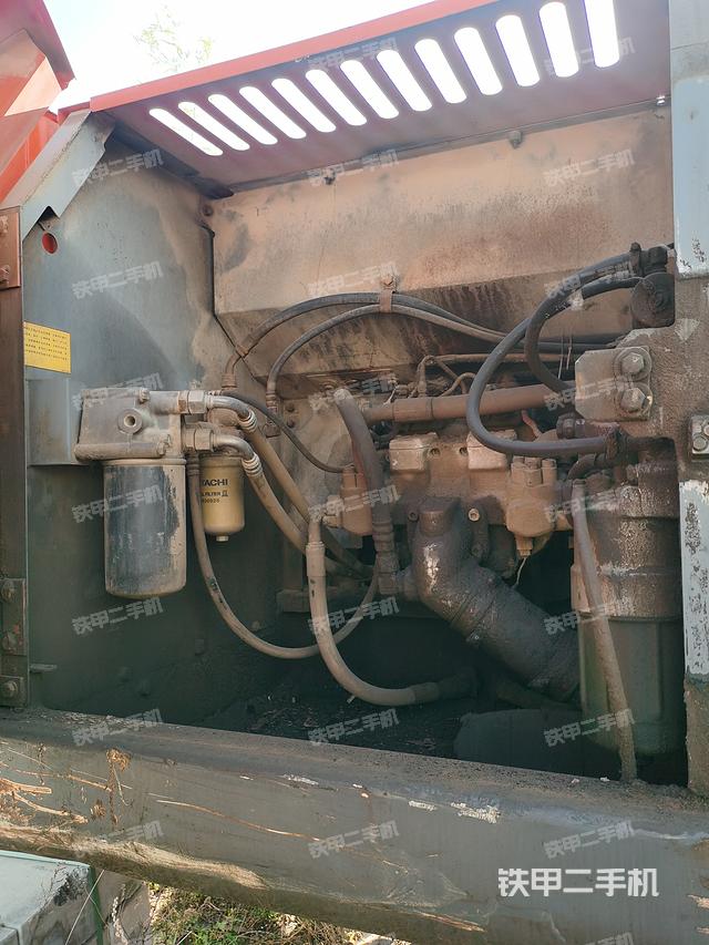 液压泵舱室正面整体（整机外观）