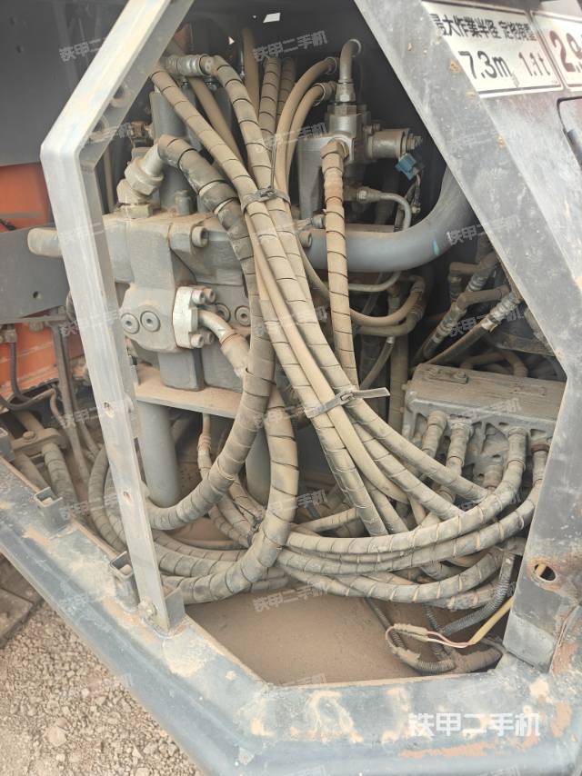 回轉馬達和主控閥(整機外觀) 回轉馬達和主控閥(整機外觀)