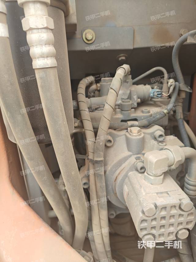 液壓泵艙室正面整體(整機外觀) 液壓泵艙室正面整體(整機外觀)