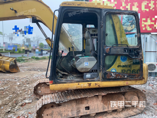 駕駛室整體(整機(jī)外觀) 駕駛室整體(整機(jī)外觀)