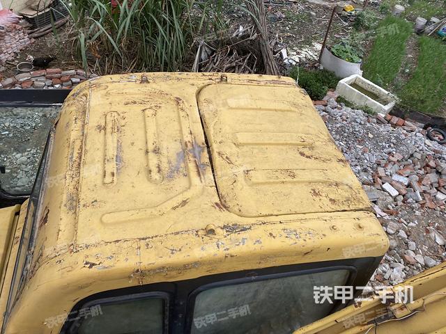 駕駛室頂部(整機(jī)外觀) 駕駛室頂部(整機(jī)外觀)