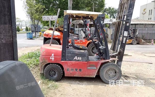 整機(jī)右側(cè)(設(shè)備外觀及核心部件) 整機(jī)右側(cè)(設(shè)備外觀及核心部件)