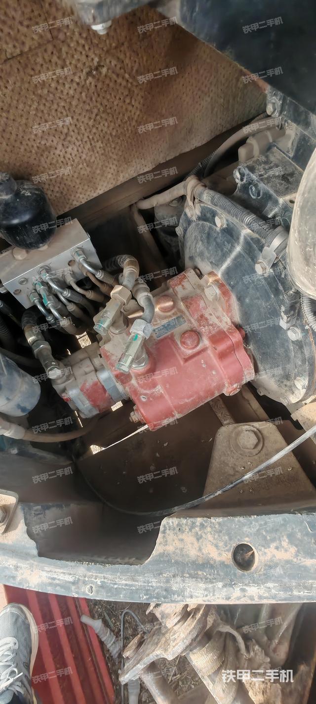 液壓泵艙室正面整體(整機(jī)外觀) 液壓泵艙室正面整體(整機(jī)外觀)