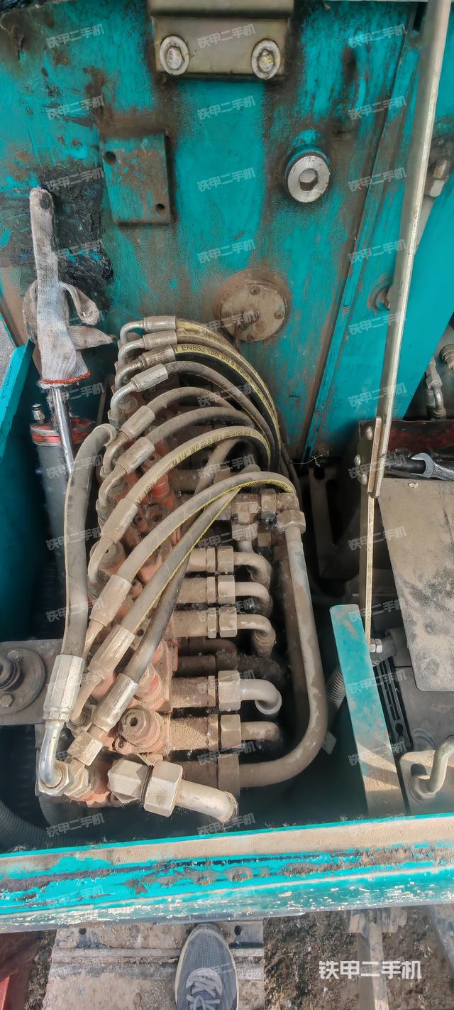 回轉(zhuǎn)馬達(dá)和主控閥(整機(jī)外觀) 回轉(zhuǎn)馬達(dá)和主控閥(整機(jī)外觀)