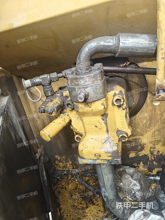 液压泵舱室正面整体（整机外观）