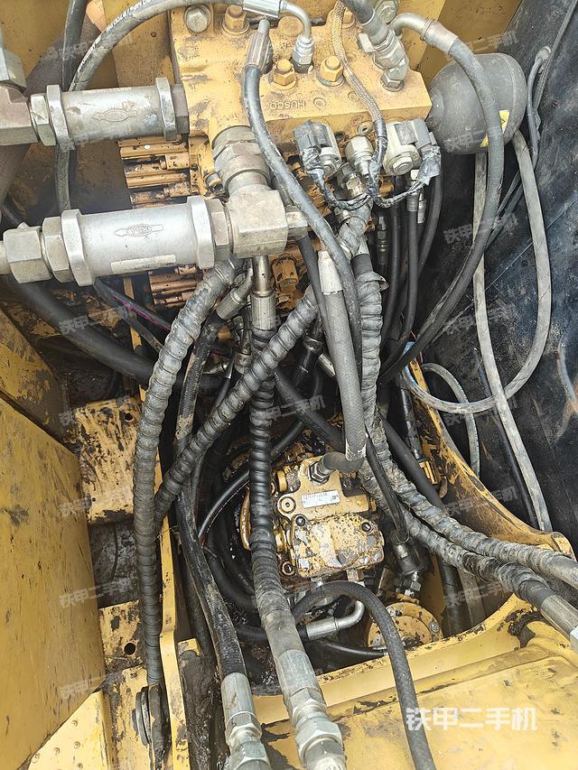 回转马达和主控阀（整机外观）