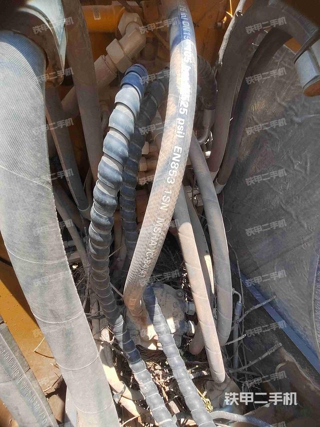 回转马达和主控阀(整机外观) 回转马达和主控阀(整机外观)