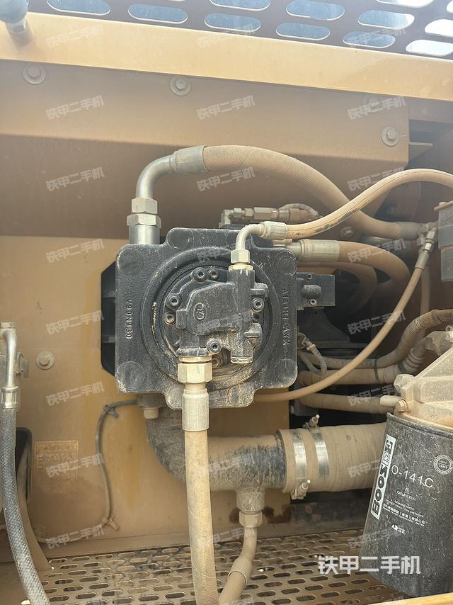液壓泵艙室正面整體(整機外觀) 液壓泵艙室正面整體(整機外觀)