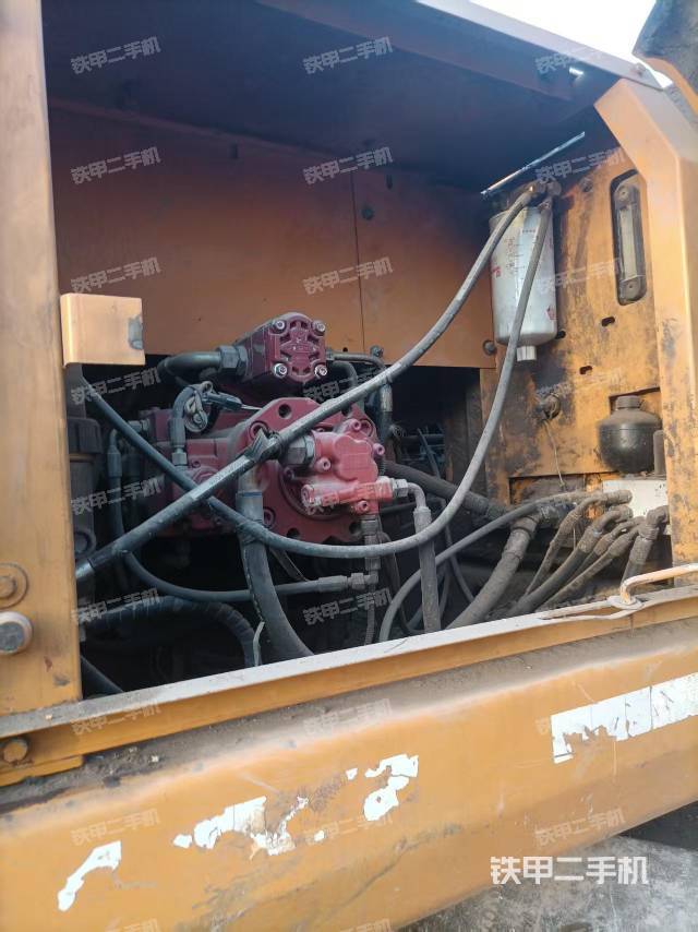 液壓泵艙室正面整體(整機(jī)外觀) 液壓泵艙室正面整體(整機(jī)外觀)