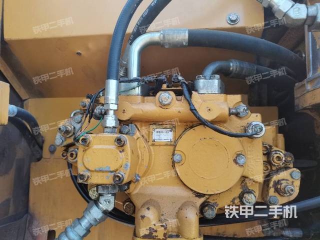 液壓泵艙室正面整體(整機外觀) 液壓泵艙室正面整體(整機外觀)