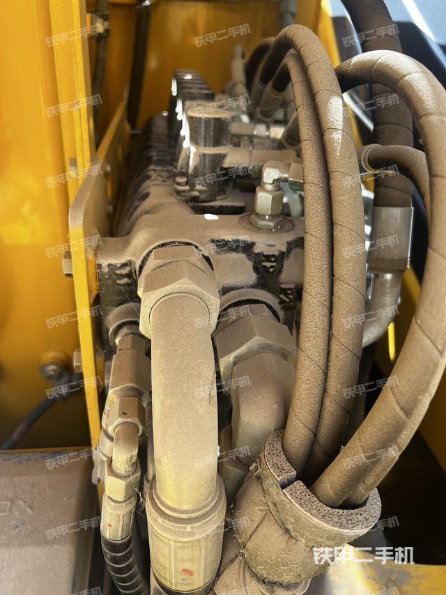 回转马达和主控阀（整机外观）