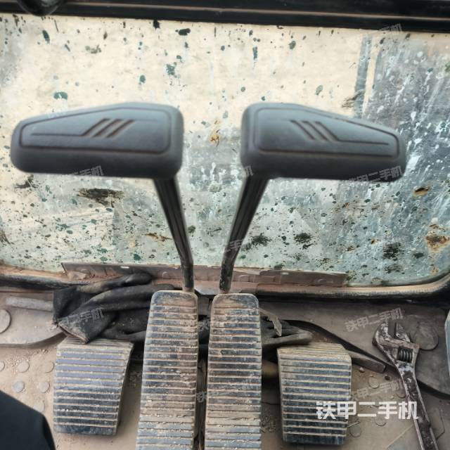 駕駛室整體(整機(jī)外觀) 駕駛室整體(整機(jī)外觀)