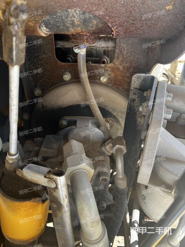 液压泵舱室正面整体（整机外观）