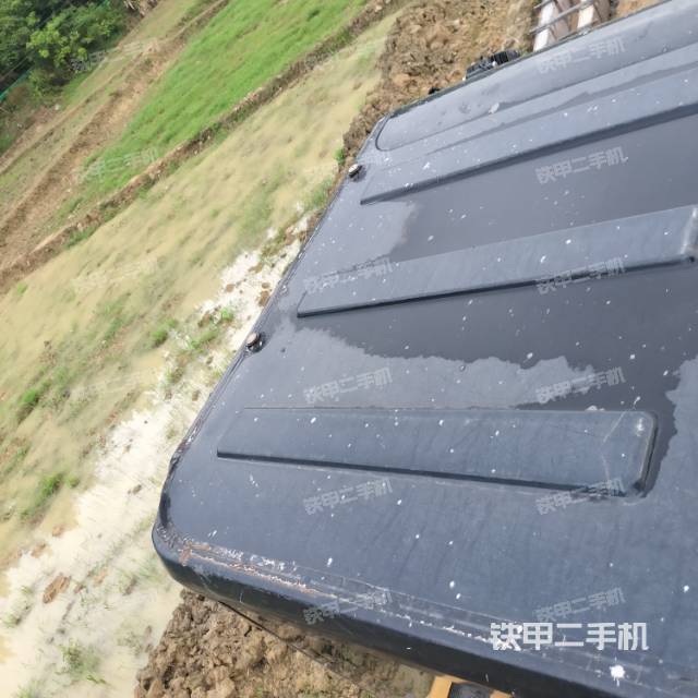 駕駛室頂部(整機(jī)外觀) 駕駛室頂部(整機(jī)外觀)