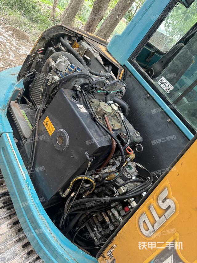 液壓泵艙室正面整體(整機(jī)外觀) 液壓泵艙室正面整體(整機(jī)外觀)