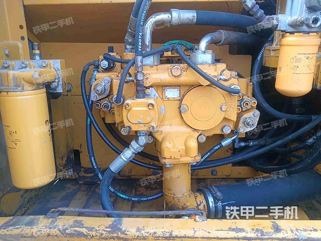液壓泵艙室正面整體(整機外觀) 液壓泵艙室正面整體(整機外觀)