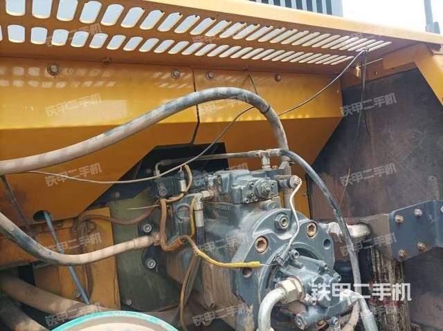 液压泵舱室正面整体（整机外观）