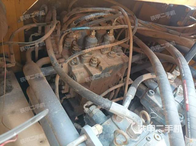 回转马达和主控阀（整机外观）