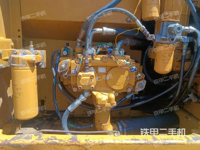 液压泵舱室正面整体(整机外观) 液压泵舱室正面整体(整机外观)