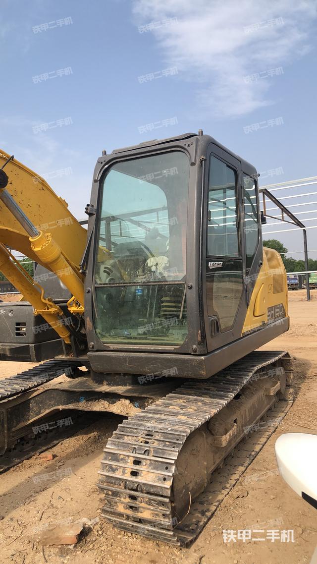 駕駛室整體(整機(jī)外觀) 駕駛室整體(整機(jī)外觀)