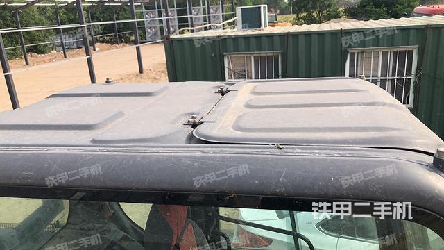 駕駛室頂部(整機(jī)外觀) 駕駛室頂部(整機(jī)外觀)