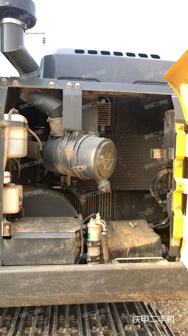 液壓泵艙室正面整體(整機(jī)外觀) 液壓泵艙室正面整體(整機(jī)外觀)