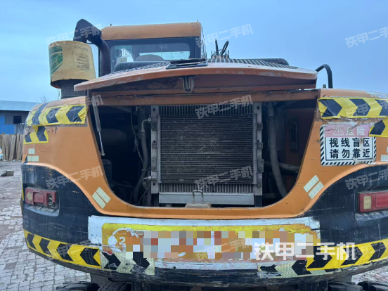 液压泵舱室正面整体（整机外观）