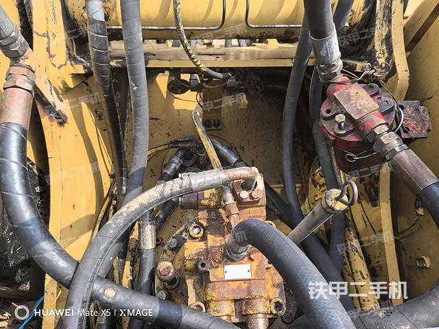 回轉(zhuǎn)馬達和主控閥(整機外觀) 回轉(zhuǎn)馬達和主控閥(整機外觀)