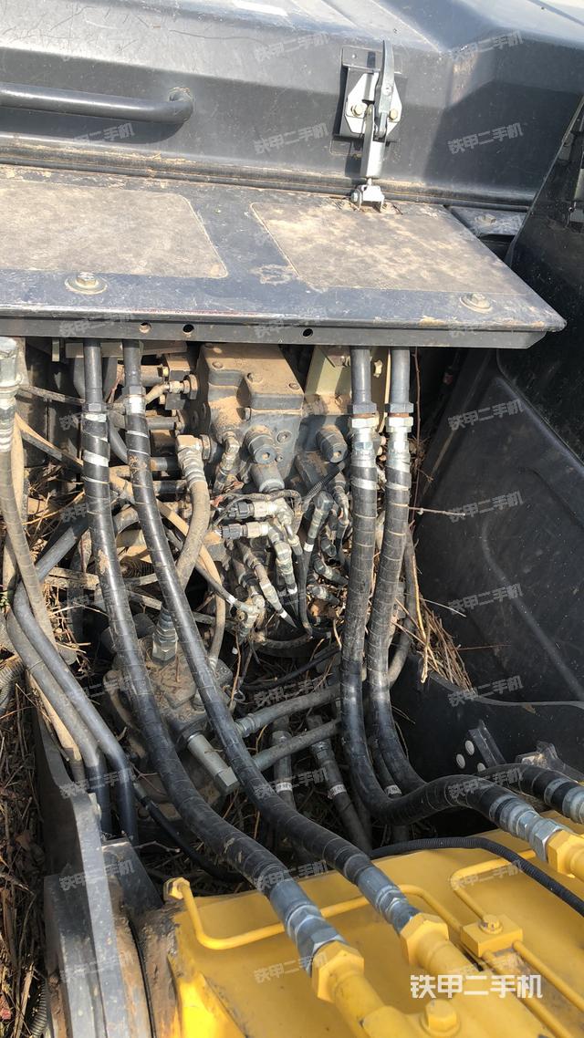 回轉(zhuǎn)馬達(dá)和主控閥(整機(jī)外觀) 回轉(zhuǎn)馬達(dá)和主控閥(整機(jī)外觀)