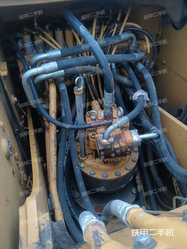 回转马达和主控阀(整机外观) 回转马达和主控阀(整机外观)