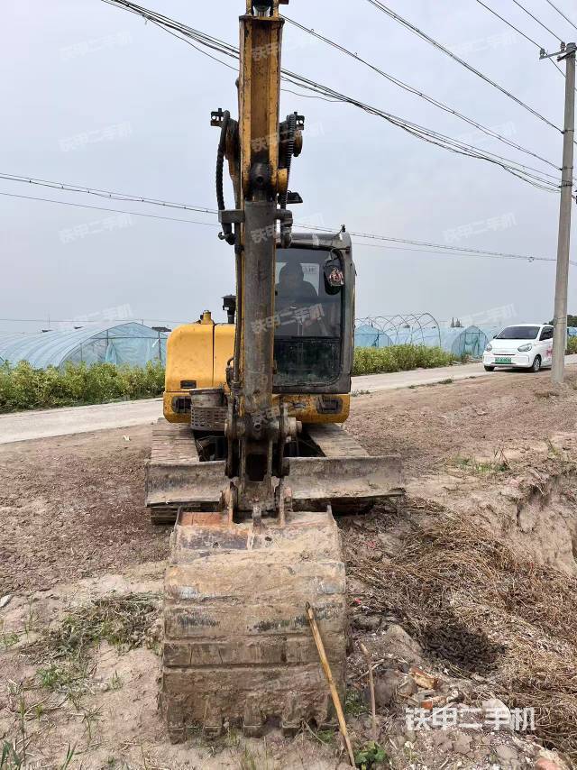 駕駛室頂部(整機(jī)外觀) 駕駛室頂部(整機(jī)外觀)