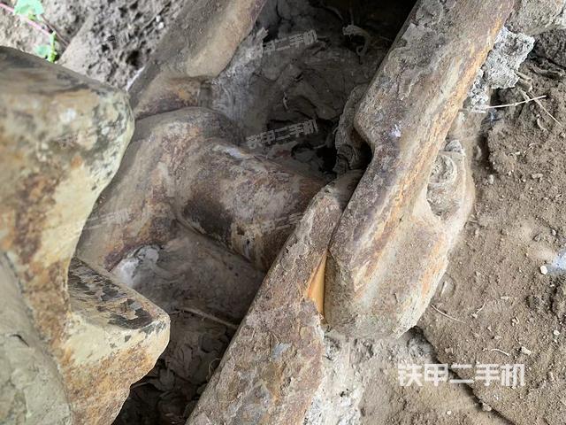 單側(cè)履帶整體(整機(jī)外觀) 單側(cè)履帶整體(整機(jī)外觀)