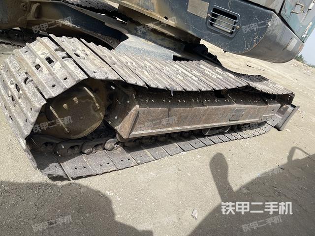 單側(cè)履帶整體(整機(jī)外觀) 單側(cè)履帶整體(整機(jī)外觀)