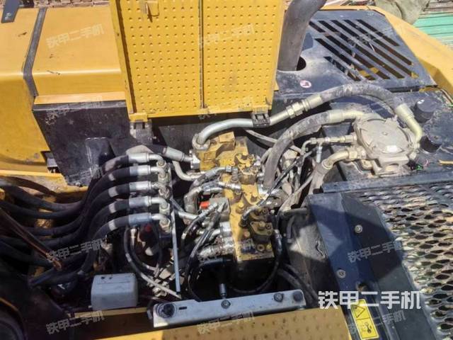 回转马达和主控阀（整机外观）