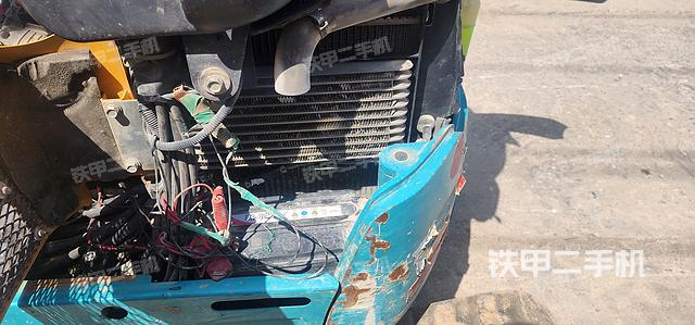 液壓泵艙室正面整體(整機外觀) 液壓泵艙室正面整體(整機外觀)